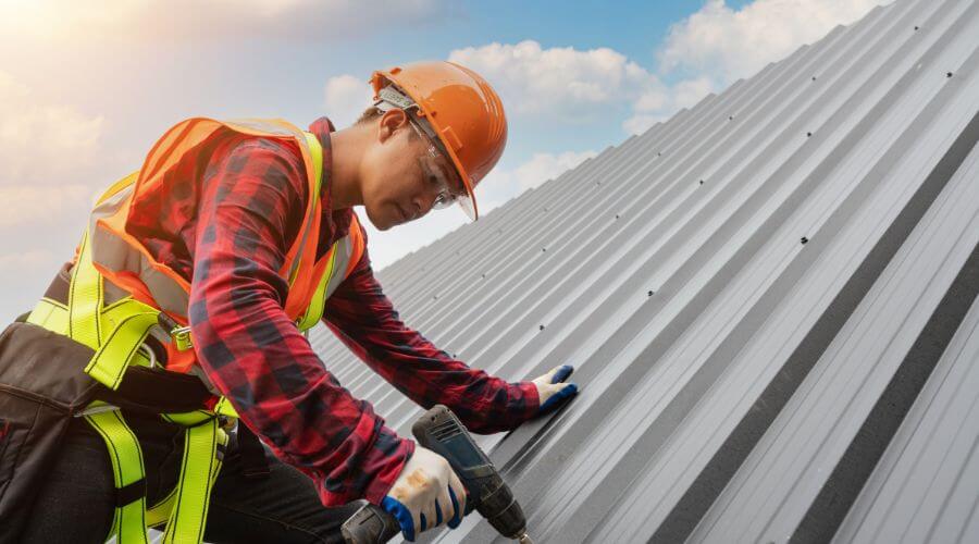Professional gutter cleaning in Saunemin, IL